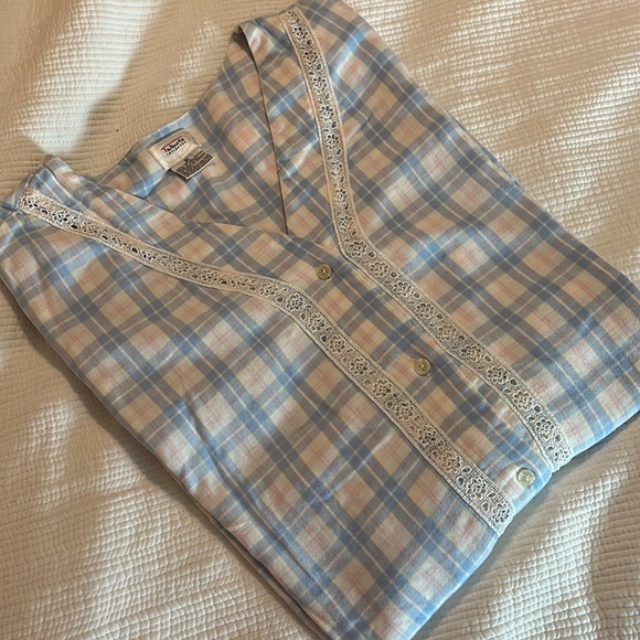 Vintage 90s TALBOTS INTIMATES Size XL VNeck Plaid Flannel Lace Embroidery
Sweet - Picture 10 of 16